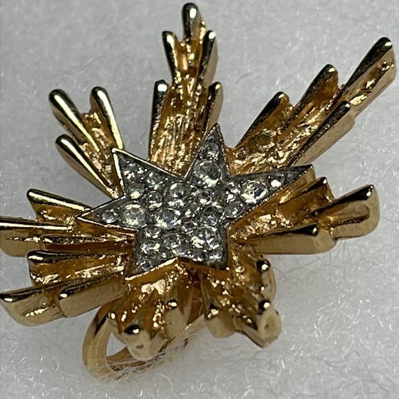 Trifari Single - Picture 3 of 11